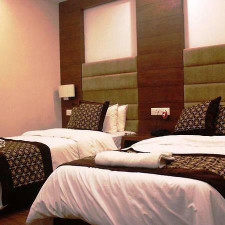 Hotel Simla Силигури Екстериор снимка