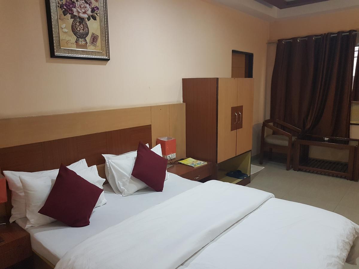 Hotel Simla Силигури Екстериор снимка
