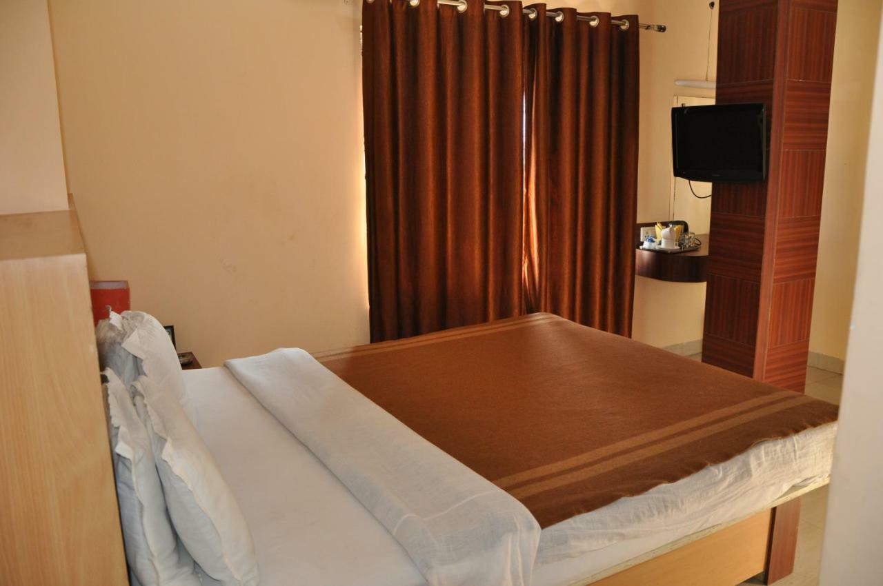 Hotel Simla Силигури Екстериор снимка