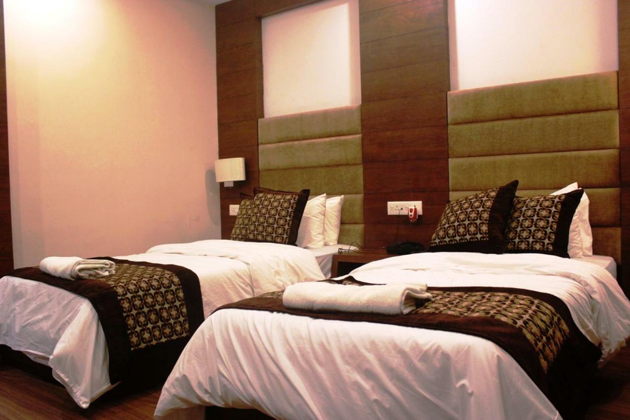 Hotel Simla Силигури Екстериор снимка